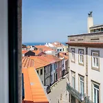 Hostwise - Bright Flat In Historic Foz House