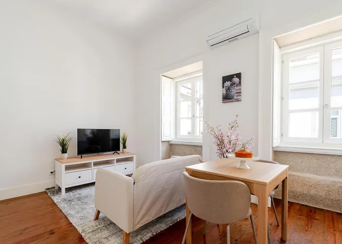 Hostwise - Bright Flat In Historic Foz House
